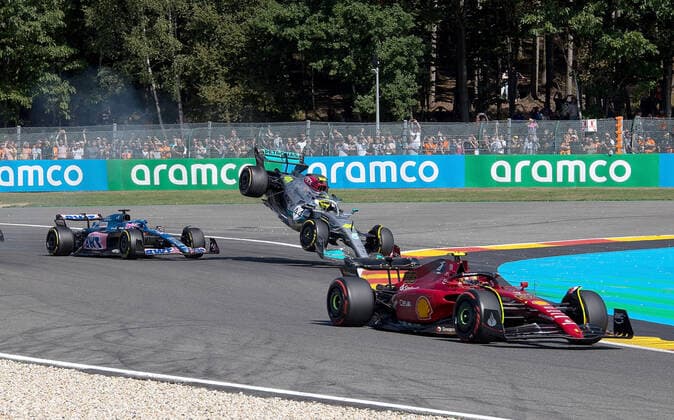 FORMULA 1 ROLEX BELGIAN GRAND PRIX 2022 28.08.2022, Circuit de Spa-Francorchamps, Spa-Franchorchamps, FORMULA 1 ROLEX BELGIAN GRAND PRIX 2022 , im Bild Unfall zwischen Fernando Alonso (ESP), Alpine F1 Team und Lewis Hamilton (GBR), Mercedes-AMG Petronas Formula One Team