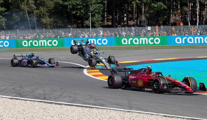 FORMULA 1 ROLEX BELGIAN GRAND PRIX 2022 28.08.2022, Circuit de Spa-Francorchamps, Spa-Franchorchamps, FORMULA 1 ROLEX BELGIAN GRAND PRIX 2022 , im Bild Unfall zwischen Fernando Alonso (ESP), Alpine F1 Team und Lewis Hamilton (GBR), Mercedes-AMG Petronas Formula One Team