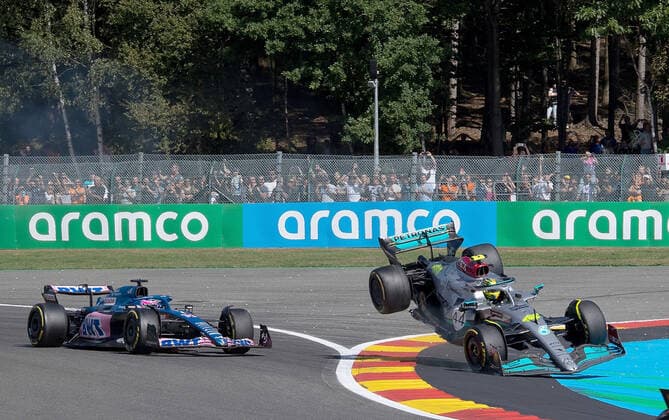 FORMULA 1 ROLEX BELGIAN GRAND PRIX 2022 28.08.2022, Circuit de Spa-Francorchamps, Spa-Franchorchamps, FORMULA 1 ROLEX BELGIAN GRAND PRIX 2022 , im Bild Unfall zwischen Fernando Alonso (ESP), Alpine F1 Team und Lewis Hamilton (GBR), Mercedes-AMG Petronas Formula One Team