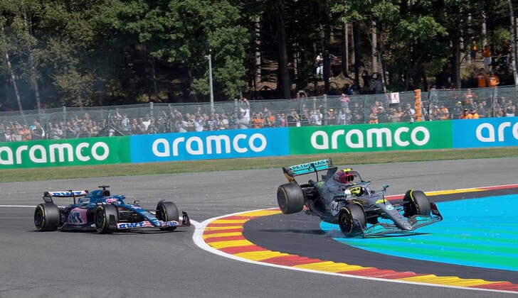 FORMULA 1 ROLEX BELGIAN GRAND PRIX 2022 28.08.2022, Circuit de Spa-Francorchamps, Spa-Franchorchamps, FORMULA 1 ROLEX BELGIAN GRAND PRIX 2022 , im Bild Unfall zwischen Fernando Alonso (ESP), Alpine F1 Team und Lewis Hamilton (GBR), Mercedes-AMG Petronas Formula One Team