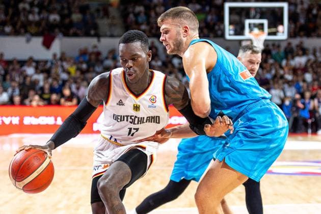 Dennis Schroeder (Deutschland, 17), Luka Doncic (Slowenien, 77), Deutschland vs. Slowenien, Basketball, WM Qualifikation 2023, Gruppe J, 28.08.2022 Deutschland vs. Slowenien, Basketball, WM Qualifikation 2023, Gruppe J, 28.08.2022 Muenchen Copyright: xEIBNER GuenerxSantemizx DBB_GSZ