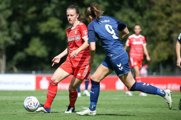 Koeln, Deutschland, 28.08.2022: Stefanie Reischmann (FC Bayern München 2 Damen) und Daria Collas (1. FC Köln U20 Damen) in Aktion, am Ball, Einzelaktion , beim Spiel der 2. Frauen Bundesliga zwischen 1. FC Köln U20 Damen und FC Bayern München 2 Damen im RheinEnergieSportpark auf Rasenplatz 7 am 28. August 2022 in Köln. ( Koeln RheinEnergieSportpark Nordrhein-Westfalen Deutschland Copyright: xOliverxKaelkex