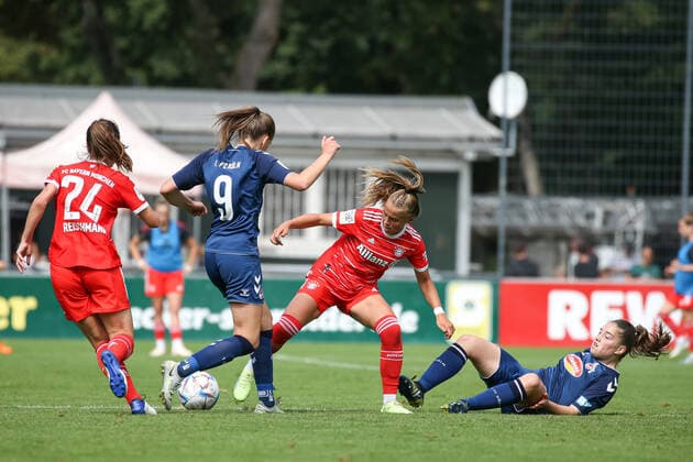 Koeln, Deutschland, 28.08.2022: Stefanie Reischmann (FC Bayern München 2 Damen), Daria Collas (1. FC Köln U20 Damen), Laura Gloning (Bayern München 2 Damen) und Leonie Krump (1. FC Köln U20 Damen) im Zweikampf , beim Spiel der 2. Frauen Bundesliga zwischen 1. FC Köln U20 Damen und FC Bayern München 2 Damen im RheinEnergieSportpark auf Rasenplatz 7 am 28. August 2022 in Köln. ( Koeln RheinEnergieSportpark Nordrhein-Westfalen Deutschland Copyright: xOliverxKaelkex