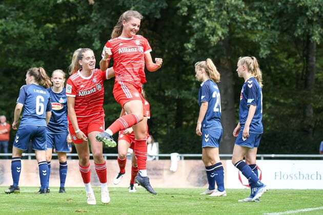 Koeln, Deutschland, 28.08.2022: Daphina Redzepi (Bayern München 2 Damen) und Julia Landenberger (Bayern München 2 Damen) Torjubel, jubelt nach dem Treffer zum 0:3 , beim Spiel der 2. Frauen Bundesliga zwischen 1. FC Köln U20 Damen und FC Bayern München 2 Damen im RheinEnergieSportpark auf Rasenplatz 7 am 28. August 2022 in Köln. ( Koeln RheinEnergieSportpark Nordrhein-Westfalen Deutschland Copyright: xOliverxKaelkex