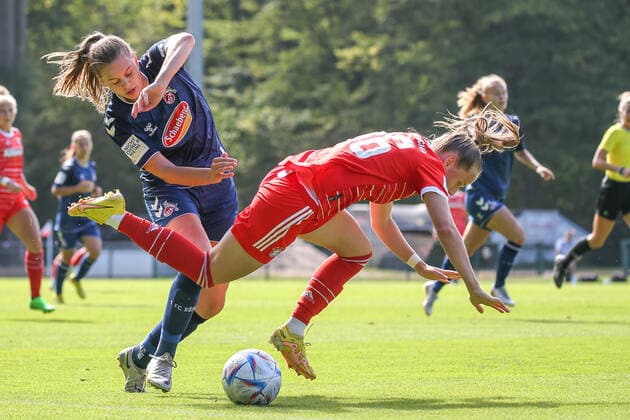 Koeln, Deutschland, 28.08.2022: Daria Collas (1. FC Köln U20 Damen) und Franziska Kett (FC Bayern München 2 Damen) im Zweikampf , beim Spiel der 2. Frauen Bundesliga zwischen 1. FC Köln U20 Damen und FC Bayern München 2 Damen im RheinEnergieSportpark auf Rasenplatz 7 am 28. August 2022 in Köln. ( Koeln RheinEnergieSportpark Nordrhein-Westfalen Deutschland Copyright: xOliverxKaelkex