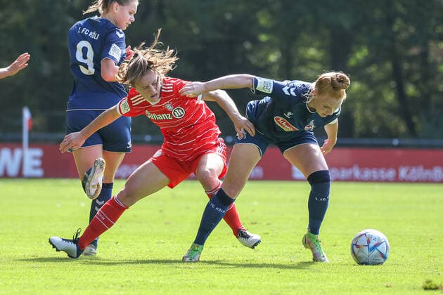 Sport Themen der Woche KW34 Sport Bilder des Tages Koeln, Deutschland, 28.08.2022: Stefanie Reischmann (FC Bayern München 2 Damen) und Laura Vogt (1. FC Köln U20 Damen) im Zweikampf , beim Spiel der 2. Frauen Bundesliga zwischen 1. FC Köln U20 Damen und FC Bayern München 2 Damen im RheinEnergieSportpark auf Rasenplatz 7 am 28. August 2022 in Köln. ( Koeln RheinEnergieSportpark Nordrhein-Westfalen Deutschland *** Cologne, Germany, 28 08 2022 Stefanie Reischmann FC Bayern Munich 2 ladies and Laura Vogt 1 FC Cologne U20 ladies in a duel , during the match of the 2 Women Bundesliga between 1 FC Cologne U20 ladies and FC Bayern Munich 2 ladies at RheinEnergieSportpark on pitch 7 on 28 August 2022 in Cologne RheinEnergieSportpark North Rhine Westphalia Germany Copyright: xOliverxKaelkex