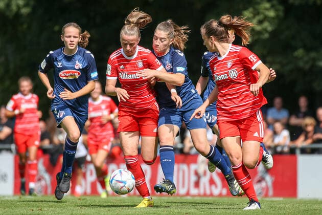 Koeln, Deutschland, 28.08.2022: Sandra Walbeck (1. FC Köln U20 Damen), Franziska Kett (FC Bayern München 2 Damen), Leonie Krump (1. FC Köln U20 Damen), Stefanie Reischmann (FC Bayern München 2 Damen) und Laura Vogt (1. FC Köln U20 Damen) im Zweikampf , beim Spiel der 2. Frauen Bundesliga zwischen 1. FC Köln U20 Damen und FC Bayern München 2 Damen im RheinEnergieSportpark auf Rasenplatz 7 am 28. August 2022 in Köln. ( Koeln RheinEnergieSportpark Nordrhein-Westfalen Deutschland Copyright: xOliverxKaelkex