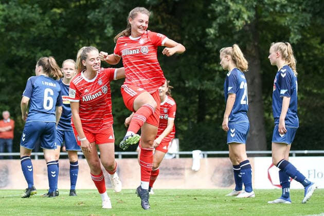 Koeln, Deutschland, 28.08.2022: Daphina Redzepi (Bayern München 2 Damen) und Julia Landenberger (Bayern München 2 Damen) Torjubel, jubelt nach dem Treffer zum 0:3 , beim Spiel der 2. Frauen Bundesliga zwischen 1. FC Köln U20 Damen und FC Bayern München 2 Damen im RheinEnergieSportpark auf Rasenplatz 7 am 28. August 2022 in Köln. ( Koeln RheinEnergieSportpark Nordrhein-Westfalen Deutschland Copyright: xOliverxKaelkex