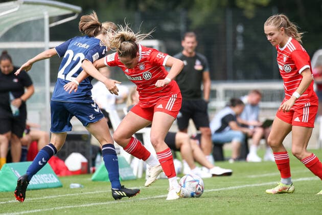 Koeln, Deutschland, 28.08.2022: Sandra Walbeck (1. FC Köln U20 Damen) und Daphina Redzepi (Bayern München 2 Damen) im Zweikampf , beim Spiel der 2. Frauen Bundesliga zwischen 1. FC Köln U20 Damen und FC Bayern München 2 Damen im RheinEnergieSportpark auf Rasenplatz 7 am 28. August 2022 in Köln. ( Koeln RheinEnergieSportpark Nordrhein-Westfalen Deutschland Copyright: xOliverxKaelkex