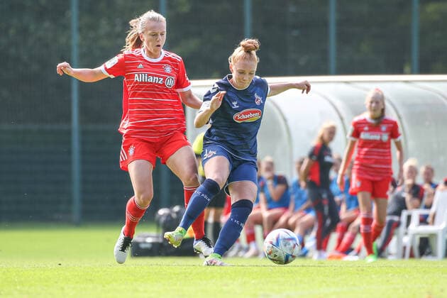 Koeln, Deutschland, 28.08.2022: Stefanie Reischmann (FC Bayern München 2 Damen) und Laura Vogt (1. FC Köln U20 Damen) im Zweikampf , beim Spiel der 2. Frauen Bundesliga zwischen 1. FC Köln U20 Damen und FC Bayern München 2 Damen im RheinEnergieSportpark auf Rasenplatz 7 am 28. August 2022 in Köln. ( Koeln RheinEnergieSportpark Nordrhein-Westfalen Deutschland Copyright: xOliverxKaelkex