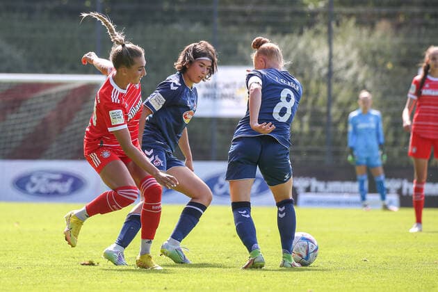 Koeln, Deutschland, 28.08.2022: Merita Gashi (Bayern München 2 Damen), Olesja Arslan (1. FC Köln U20 Damen) und Laura Vogt (1. FC Köln U20 Damen) im Zweikampf , beim Spiel der 2. Frauen Bundesliga zwischen 1. FC Köln U20 Damen und FC Bayern München 2 Damen im RheinEnergieSportpark auf Rasenplatz 7 am 28. August 2022 in Köln. ( Koeln RheinEnergieSportpark Nordrhein-Westfalen Deutschland Copyright: xOliverxKaelkex
