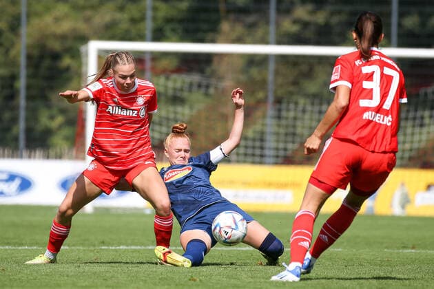 Koeln, Deutschland, 28.08.2022: Nike Herrmann (Bayern München 2 Damen) und Laura Vogt (1. FC Köln U20 Damen) im Zweikampf , beim Spiel der 2. Frauen Bundesliga zwischen 1. FC Köln U20 Damen und FC Bayern München 2 Damen im RheinEnergieSportpark auf Rasenplatz 7 am 28. August 2022 in Köln. ( Koeln RheinEnergieSportpark Nordrhein-Westfalen Deutschland Copyright: xOliverxKaelkex