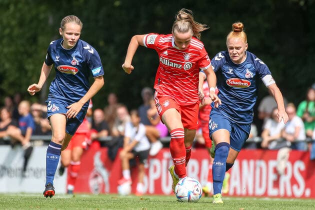 Koeln, Deutschland, 28.08.2022: Sandra Walbeck (1. FC Köln U20 Damen), Franziska Kett (FC Bayern München 2 Damen) und Laura Vogt (1. FC Köln U20 Damen) im Zweikampf , beim Spiel der 2. Frauen Bundesliga zwischen 1. FC Köln U20 Damen und FC Bayern München 2 Damen im RheinEnergieSportpark auf Rasenplatz 7 am 28. August 2022 in Köln. ( Koeln RheinEnergieSportpark Nordrhein-Westfalen Deutschland Copyright: xOliverxKaelkex