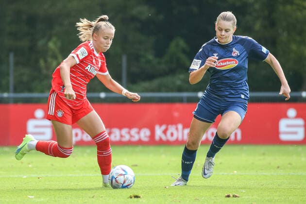 Koeln, Deutschland, 28.08.2022: Laura Gloning (Bayern München 2 Damen) und Daria Collas (1. FC Köln U20 Damen) im Zweikampf , beim Spiel der 2. Frauen Bundesliga zwischen 1. FC Köln U20 Damen und FC Bayern München 2 Damen im RheinEnergieSportpark auf Rasenplatz 7 am 28. August 2022 in Köln. ( Koeln RheinEnergieSportpark Nordrhein-Westfalen Deutschland Copyright: xOliverxKaelkex