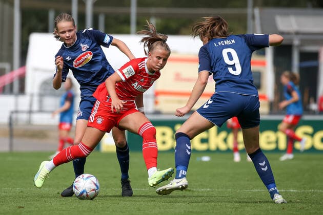 Koeln, Deutschland, 28.08.2022: Sandra Walbeck (1. FC Köln U20 Damen), Laura Gloning (Bayern München 2 Damen) und Daria Collas (1. FC Köln U20 Damen) im Zweikampf , beim Spiel der 2. Frauen Bundesliga zwischen 1. FC Köln U20 Damen und FC Bayern München 2 Damen im RheinEnergieSportpark auf Rasenplatz 7 am 28. August 2022 in Köln. ( Koeln RheinEnergieSportpark Nordrhein-Westfalen Deutschland Copyright: xOliverxKaelkex