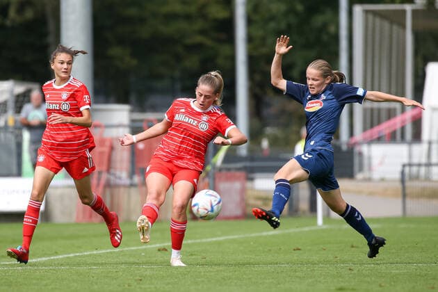 Koeln, Deutschland, 28.08.2022: Daphina Redzepi (Bayern München 2 Damen) und Sandra Walbeck (1. FC Köln U20 Damen) im Zweikampf , beim Spiel der 2. Frauen Bundesliga zwischen 1. FC Köln U20 Damen und FC Bayern München 2 Damen im RheinEnergieSportpark auf Rasenplatz 7 am 28. August 2022 in Köln. ( Koeln RheinEnergieSportpark Nordrhein-Westfalen Deutschland Copyright: xOliverxKaelkex