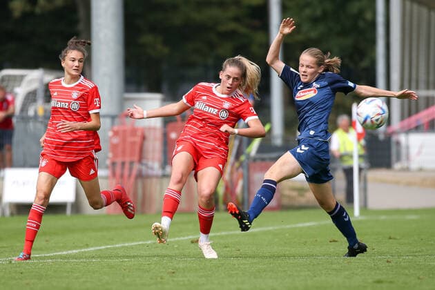 Koeln, Deutschland, 28.08.2022: Daphina Redzepi (Bayern München 2 Damen) und Sandra Walbeck (1. FC Köln U20 Damen) im Zweikampf , beim Spiel der 2. Frauen Bundesliga zwischen 1. FC Köln U20 Damen und FC Bayern München 2 Damen im RheinEnergieSportpark auf Rasenplatz 7 am 28. August 2022 in Köln. ( Koeln RheinEnergieSportpark Nordrhein-Westfalen Deutschland Copyright: xOliverxKaelkex