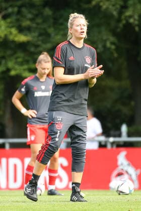 Koeln, Deutschland, 28.08.2022: Co-Trainerin Mona Budnick (Bayern München 2 Damen) gestikuliert, Gestik , beim Spiel der 2. Frauen Bundesliga zwischen 1. FC Köln U20 Damen und FC Bayern München 2 Damen im RheinEnergieSportpark auf Rasenplatz 7 am 28. August 2022 in Köln. ( Koeln RheinEnergieSportpark Nordrhein-Westfalen Deutschland Copyright: xOliverxKaelkex