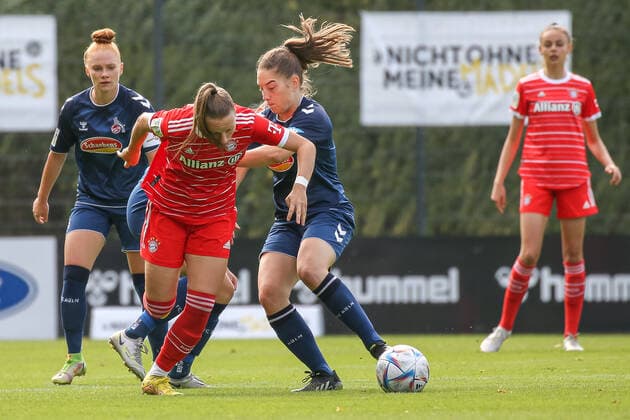 Koeln, Deutschland, 28.08.2022: Franziska Kett (FC Bayern München 2 Damen) und Leonie Krump (1. FC Köln U20 Damen) im Zweikampf , beim Spiel der 2. Frauen Bundesliga zwischen 1. FC Köln U20 Damen und FC Bayern München 2 Damen im RheinEnergieSportpark auf Rasenplatz 7 am 28. August 2022 in Köln. ( Koeln RheinEnergieSportpark Nordrhein-Westfalen Deutschland Copyright: xOliverxKaelkex