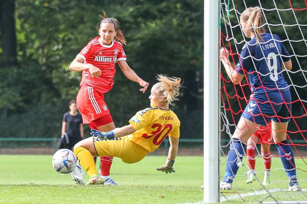 Koeln, Deutschland, 28.08.2022: Ivana Rudelic (FC Bayern München 2 Damen) und Torfrau Greta Trete (1. FC Köln U20 Damen) im Zweikampf , beim Spiel der 2. Frauen Bundesliga zwischen 1. FC Köln U20 Damen und FC Bayern München 2 Damen im RheinEnergieSportpark auf Rasenplatz 7 am 28. August 2022 in Köln. ( Koeln RheinEnergieSportpark Nordrhein-Westfalen Deutschland Copyright: xOliverxKaelkex