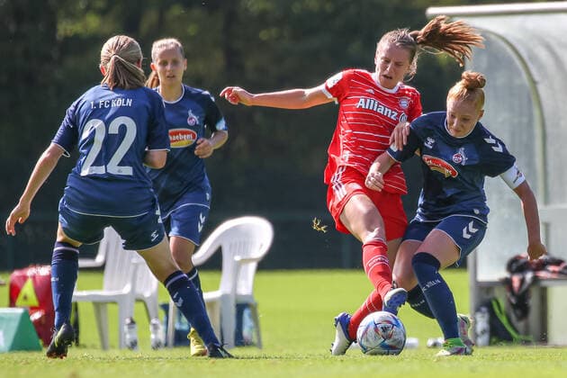 Koeln, Deutschland, 28.08.2022: Stefanie Reischmann (FC Bayern München 2 Damen) und Laura Vogt (1. FC Köln U20 Damen) im Zweikampf , beim Spiel der 2. Frauen Bundesliga zwischen 1. FC Köln U20 Damen und FC Bayern München 2 Damen im RheinEnergieSportpark auf Rasenplatz 7 am 28. August 2022 in Köln. ( Koeln RheinEnergieSportpark Nordrhein-Westfalen Deutschland Copyright: xOliverxKaelkex