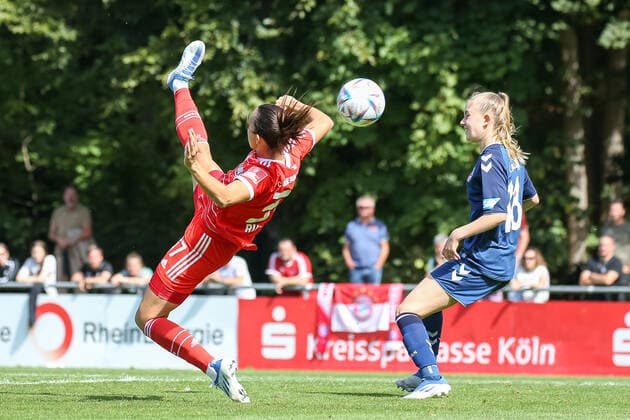 Koeln, Deutschland, 28.08.2022: Ivana Rudelic (FC Bayern München 2 Damen) in Aktion, am Ball, Einzelaktion, Fallrückzieher , beim Spiel der 2. Frauen Bundesliga zwischen 1. FC Köln U20 Damen und FC Bayern München 2 Damen im RheinEnergieSportpark auf Rasenplatz 7 am 28. August 2022 in Köln. ( Koeln RheinEnergieSportpark Nordrhein-Westfalen Deutschland Copyright: xOliverxKaelkex