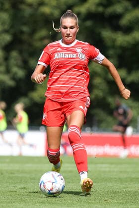 Koeln, Deutschland, 28.08.2022: Jana Kappes (Bayern München 2 Damen) in Aktion, am Ball, Einzelaktion , beim Spiel der 2. Frauen Bundesliga zwischen 1. FC Köln U20 Damen und FC Bayern München 2 Damen im RheinEnergieSportpark auf Rasenplatz 7 am 28. August 2022 in Köln. ( Koeln RheinEnergieSportpark Nordrhein-Westfalen Deutschland Copyright: xOliverxKaelkex