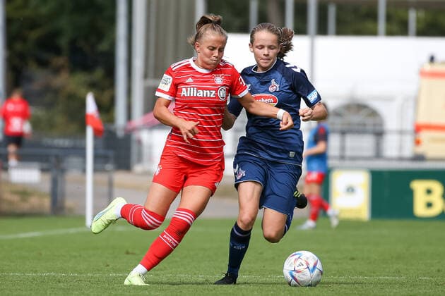 Koeln, Deutschland, 28.08.2022: Laura Gloning (Bayern München 2 Damen) und Sandra Walbeck (1. FC Köln U20 Damen) im Zweikampf , beim Spiel der 2. Frauen Bundesliga zwischen 1. FC Köln U20 Damen und FC Bayern München 2 Damen im RheinEnergieSportpark auf Rasenplatz 7 am 28. August 2022 in Köln. ( Koeln RheinEnergieSportpark Nordrhein-Westfalen Deutschland Copyright: xOliverxKaelkex