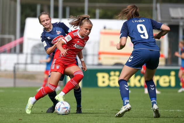 Koeln, Deutschland, 28.08.2022: Sandra Walbeck (1. FC Köln U20 Damen), Laura Gloning (Bayern München 2 Damen) und Daria Collas (1. FC Köln U20 Damen) im Zweikampf , beim Spiel der 2. Frauen Bundesliga zwischen 1. FC Köln U20 Damen und FC Bayern München 2 Damen im RheinEnergieSportpark auf Rasenplatz 7 am 28. August 2022 in Köln. ( Koeln RheinEnergieSportpark Nordrhein-Westfalen Deutschland Copyright: xOliverxKaelkex