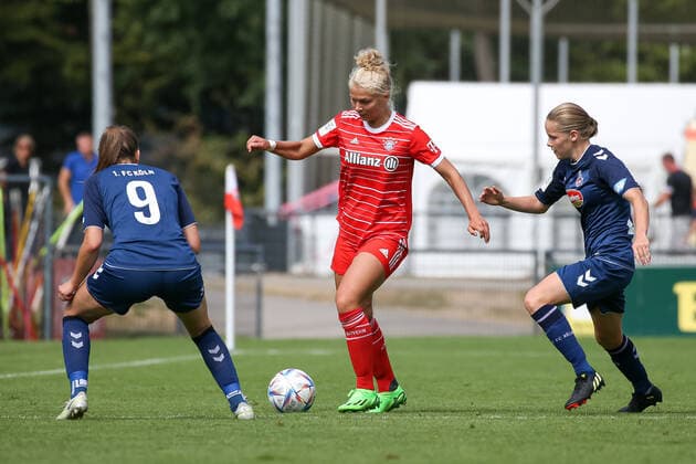Koeln, Deutschland, 28.08.2022: Daria Collas (1. FC Köln U20 Damen), Fiona Gaißer (Bayern München 2 Damen) und Sandra Walbeck (1. FC Köln U20 Damen) im Zweikampf , beim Spiel der 2. Frauen Bundesliga zwischen 1. FC Köln U20 Damen und FC Bayern München 2 Damen im RheinEnergieSportpark auf Rasenplatz 7 am 28. August 2022 in Köln. ( Koeln RheinEnergieSportpark Nordrhein-Westfalen Deutschland Copyright: xOliverxKaelkex