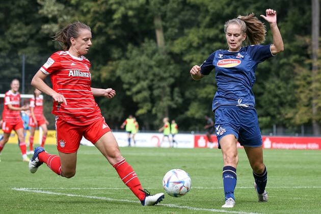 Koeln, Deutschland, 28.08.2022: Stefanie Reischmann (FC Bayern München 2 Damen) und Carleen Niesler (1. FC Köln U20 Damen) im Zweikampf , beim Spiel der 2. Frauen Bundesliga zwischen 1. FC Köln U20 Damen und FC Bayern München 2 Damen im RheinEnergieSportpark auf Rasenplatz 7 am 28. August 2022 in Köln. ( Koeln RheinEnergieSportpark Nordrhein-Westfalen Deutschland Copyright: xOliverxKaelkex