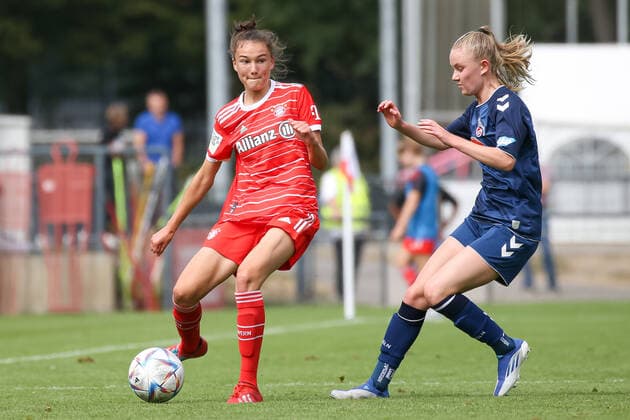 Koeln, Deutschland, 28.08.2022: Antonia Dehm (Bayern München 2 Damen) und Carlotta Imping (1. FC Köln U20 Damen) im Zweikampf , beim Spiel der 2. Frauen Bundesliga zwischen 1. FC Köln U20 Damen und FC Bayern München 2 Damen im RheinEnergieSportpark auf Rasenplatz 7 am 28. August 2022 in Köln. ( Koeln RheinEnergieSportpark Nordrhein-Westfalen Deutschland Copyright: xOliverxKaelkex