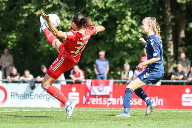 Koeln, Deutschland, 28.08.2022: Ivana Rudelic (FC Bayern München 2 Damen) in Aktion, am Ball, Einzelaktion, Fallrückzieher , beim Spiel der 2. Frauen Bundesliga zwischen 1. FC Köln U20 Damen und FC Bayern München 2 Damen im RheinEnergieSportpark auf Rasenplatz 7 am 28. August 2022 in Köln. ( Koeln RheinEnergieSportpark Nordrhein-Westfalen Deutschland Copyright: xOliverxKaelkex