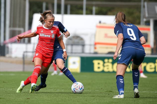 Koeln, Deutschland, 28.08.2022: Laura Gloning (Bayern München 2 Damen) und Sandra Walbeck (1. FC Köln U20 Damen) im Zweikampf , beim Spiel der 2. Frauen Bundesliga zwischen 1. FC Köln U20 Damen und FC Bayern München 2 Damen im RheinEnergieSportpark auf Rasenplatz 7 am 28. August 2022 in Köln. ( Koeln RheinEnergieSportpark Nordrhein-Westfalen Deutschland Copyright: xOliverxKaelkex