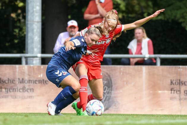 Koeln, Deutschland, 28.08.2022: Antonia Langshausen (1. FC Köln U20 Damen) und Marlene Wild (Bayern München 2 Damen) im Zweikampf , beim Spiel der 2. Frauen Bundesliga zwischen 1. FC Köln U20 Damen und FC Bayern München 2 Damen im RheinEnergieSportpark auf Rasenplatz 7 am 28. August 2022 in Köln. ( Koeln RheinEnergieSportpark Nordrhein-Westfalen Deutschland Copyright: xOliverxKaelkex