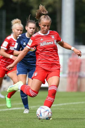 Koeln, Deutschland, 28.08.2022: Laura Gloning (Bayern München 2 Damen) in Aktion, am Ball, Einzelaktion , beim Spiel der 2. Frauen Bundesliga zwischen 1. FC Köln U20 Damen und FC Bayern München 2 Damen im RheinEnergieSportpark auf Rasenplatz 7 am 28. August 2022 in Köln. ( Koeln RheinEnergieSportpark Nordrhein-Westfalen Deutschland Copyright: xOliverxKaelkex
