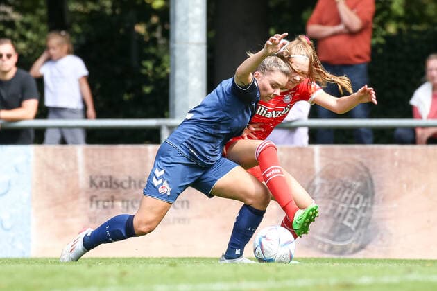 Koeln, Deutschland, 28.08.2022: Antonia Langshausen (1. FC Köln U20 Damen) und Marlene Wild (Bayern München 2 Damen) im Zweikampf , beim Spiel der 2. Frauen Bundesliga zwischen 1. FC Köln U20 Damen und FC Bayern München 2 Damen im RheinEnergieSportpark auf Rasenplatz 7 am 28. August 2022 in Köln. ( Koeln RheinEnergieSportpark Nordrhein-Westfalen Deutschland Copyright: xOliverxKaelkex