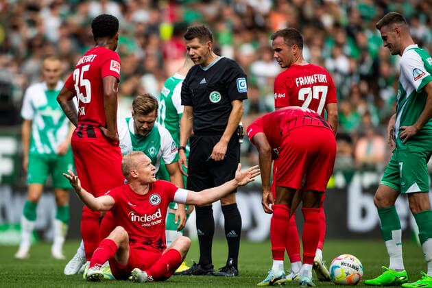 Sport Themen der Woche KW34 Sport Bilder des Tages GER, 1.FBL, SV Werder Bremen vs Eintracht Frankfurt 28.08.2022, wohninvest WESERSTADION, GER, 1.FBL, SV Werder Bremen vs Eintracht Frankfurt im Bild Verletzungsunterbrechung, Sebastian Rode (Eintracht Frankfurt 17) am Boden, *** GER, 1 FBL, SV Werder Bremen vs Eintracht Frankfurt 28 08 2022, wohninvest WESERSTADION, GER, 1 FBL, SV Werder Bremen vs Eintracht Frankfurt in the picture injury stoppage, Sebastian Rode Eintracht Frankfurt 17 on the ground, nordphotoxGmbHx xRauch nph00251