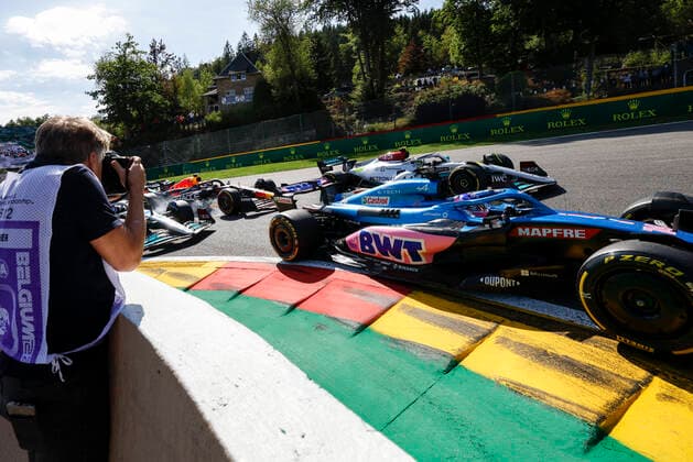 Start, 14 Fernando Alonso (ESP, BWT Alpine F1 Team), 44 Lewis Hamilton (GBR, Mercedes-AMG Petronas F1 Team), F1 Grand Prix of Belgium at Circuit de Spa-Francorchamps on August 28, 2022 in Spa-Francorchamps, Belgium. (Photo by HOCH ZWEI) Spa-Francorchamps Belgium