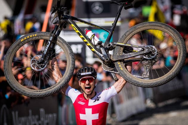 Bilder des Jahres 2022, Sport 08 August Sport Themen der Woche KW34 Sport Bilder des Tages Winner Nino Schurter of Switzerland celebrates after the Men Elite Cross-Country race at the UCI Mountain Bike World Championships in Les Gets, France, August 28, 2022. (CTKxPhoto JaroslavxSvoboda) CTKPhotoF202208280880501 