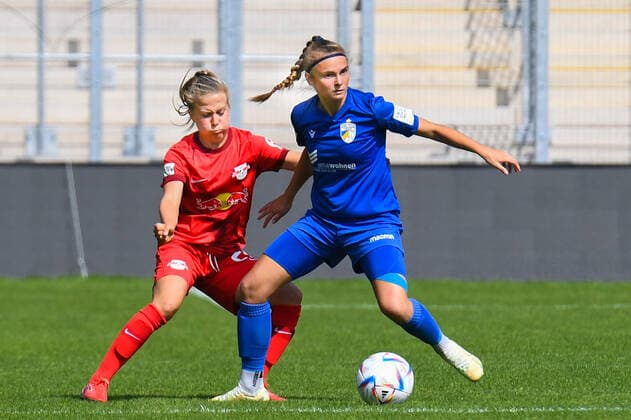 Sport Themen der Woche KW34 Sport Bilder des Tages Fußball I Frauen I 2. Bundesliga 2022-2023 I 1. Spieltag I FC Carl Zeiss Jena - RB Leipzig I 28.08.2022 Ex-Turbine Potsdam Star Luca Maria Graf (links, RB Leipzig) und die Torschützin zum 1:0 Johanna Seifert (rechts, FC Carl Zeiss Jena) Jena Ernst-Abbe-Sportfeld Thüringen Deutschland *** Soccer I Women I 2 Bundesliga 2022 2023 I 1 Matchday I FC Carl Zeiss Jena RB Leipzig I 28 08 2022 Ex Turbine Potsdam star Luca Maria Graf left, RB Leipzig and the scorer to 1 0 Johanna Seifert right, FC Carl Zeiss Jena Jena Ernst Abbe Sportfeld Thuringia Germany Copyright: xLobeca InesxHaehnelx