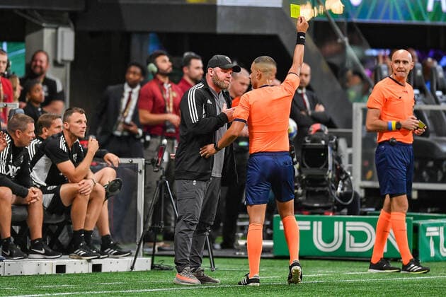 Sport Themen der Woche KW34 Sport Bilder des Tages ATLANTA, GA Ã AUGUST 28: D.C. United head coach Wayne Rooney receives a yellow card from referee Nima Saghafi during the MLS, Fussball Herren, USA match between D.C. United and Atlanta United FC on August 28th, 2022 at Mercedes-Benz Stadium in Atlanta, GA. (Photo by Rich von Biberstein Icon Sportswire) SOCCER: AUG 28 MLS - DC United at Atlanta United Icon220828021