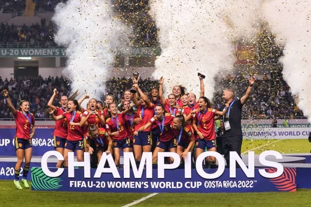Bilder des Jahres 2022, Sport 08 August Sport Themen der Woche KW34 Sport Bilder des Tages San Jose, Costa Rica, August 28th 2022: Players of Spain lift the trophy and celebrate their victory during the trophy and medal ceremony at the FIFA U20 Womens World Cup Costa Rica 2022 tournament after the football Final match between Spain and Japan at Estadio Nacional in San Jose, Costa Rica. (Daniela Porcelli SPP)  Copyright: xDanielaxPorcellix xSPPx spp-en-DaPoSp-20220828-DJP06753
