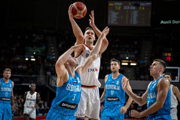Sport Themen der Woche KW34 Sport Bilder des Tages Basketball München 28.08.2022 World Cup European Qualifiers Deutschland (GER) - Slowenien (SLO) Johannes Voigtmann (Deutschland, No.07) Goran Dragic (Slowenien, No.03) *** Basketball Munich 28 08 2022 World Cup European Qualifiers Germany GER Slovenia SLO Johannes Voigtmann Germany, No 07 Goran Dragic Slovenia, No 03