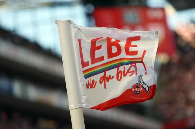 28.08.22 1. FC Köln - VfB Stuttgart Deutschland, Köln, 28.08.2022, Fussball, Bundesliga, 1. FC Köln - VfB Stuttgart: 1. FC Köln Eckfahne Flagge Fahne Symbol Feature Lebe wie du Bist Aktion Spieltag Vielfalt Regenbogen Toleranz.