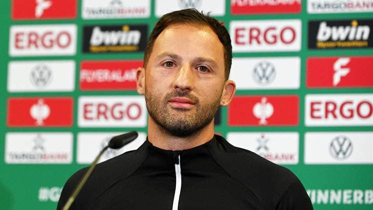 Sport Bilder des Tages Fußball DFB-Pokal 2022 2022, Pressekonferenz bei RB Leipzig (29.08.2022) vor 1. Hauptrunde Teutonia Ottensen vs. RB Leipzig (30.08.2022) Domenico Tedesco (Trainer RB Leipzig) bei der RBL-Pressekonferenz vor dem Spiel gegen Ottensen (29.08.2022). Tedesco blickt in die Kamera. Leipzig Sachsen Deutschland Red Bull Arena