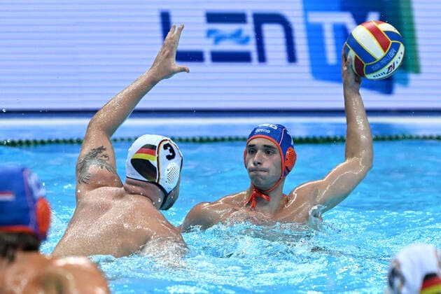 Bilder des Jahres 2022, Sport 08 August Sport Themen der Woche KW35 Sport Bilder des Tages LEN European Water polo, Wasserball Championships - Day 3 Kas Te Riele of Netherlands in action against Ferdinand Korbel of Germany during the 2022 European Water Polo Championship match Netherlands v Germany at the Spaladium Arena on August 28, 2022 in Split, Croatia MarkoxLukunic PIXSELL