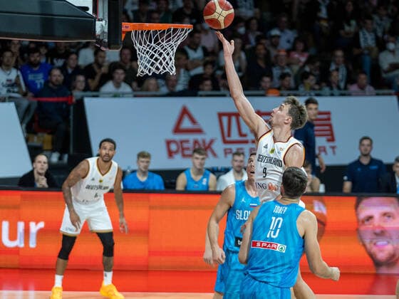 Nicholas Weiler-Babb (Deutschland, 06), Franz Wagner (Deutschland, 09), Mike Tobey (Slowenien, 10), , GER, Germany vs. Slovenia, Basketball, World Cup Qualifier, 2nd Round, Group J, 28.08.2022, GER, Germany vs. Slovenia, Basketball, World Cup Qualifier, 2nd Round, Group J, 28.08.2022 Munich Copyright: xSaschaxWaltherx EP_SWA