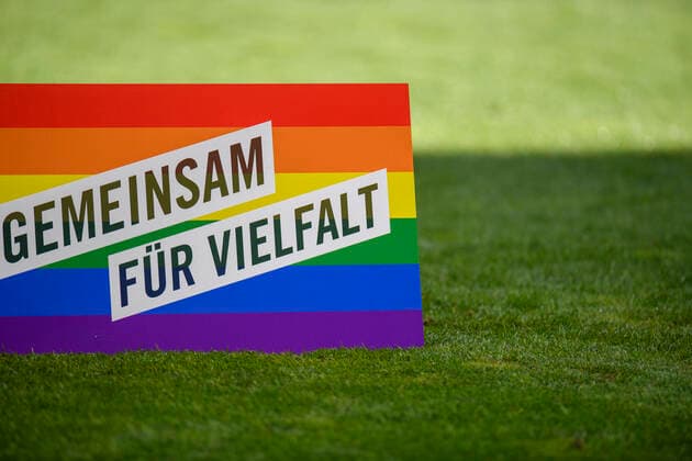 Fußball: 1. Bundesliga, 4. Spieltag, 1.FC Köln - VfB Stuttgart am 28.08.2022 im RheinEnergieStadion in Köln (Nordrhein-Westfalen). Regenbogenfahne, Gemeinsam für Vielfalt, Banner, Rasen, Hinterleger, Feature, Allgemein, DFL REGULATIONS PROHIBIT ANY USE OF PHOTOGRAPHS AS IMAGE SEQUENCES AND OR QUASI-VIDEO. Copyright: xNeundorf Kirchner-Mediax