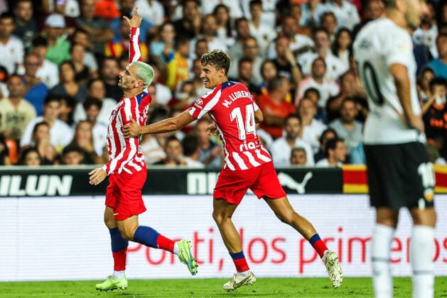Sport Themen der Woche KW35 Sport Bilder des Tages August 29, 2022, VALENCIA, VALENCIA, SPAIN: Antoine Griezmann of Atletico de Madrid celebrates a goal with teammates during the Santander League match between Valencia CF and Atletico de Madrid at the Mestalla Stadium on August 29, 2022, in Valencia, Spain. VALENCIA SPAIN - ZUMAa181 20220829_zaa_a181_076 Copyright: xIvanxTerronx